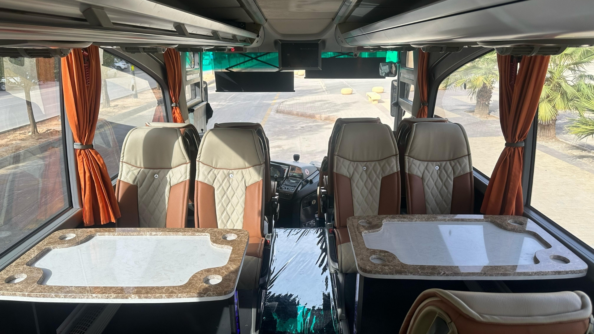 باص VIP طاولات 35 مقعد